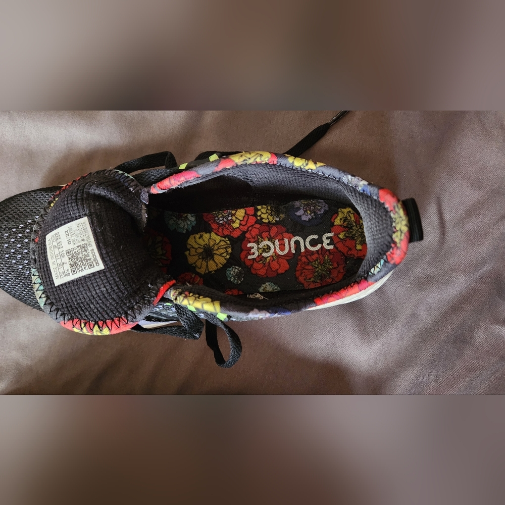 Shoes - Picture 5 of 9